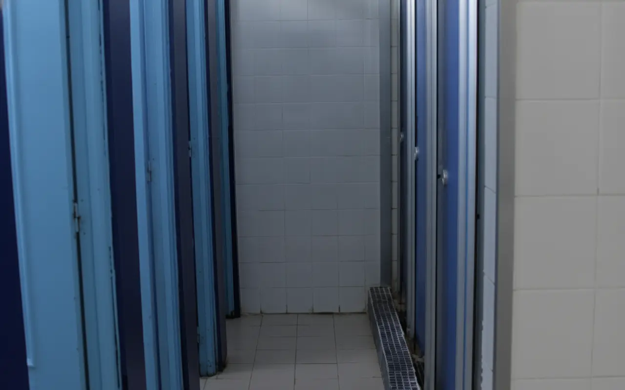 Cabinas de ducha con puertas azules