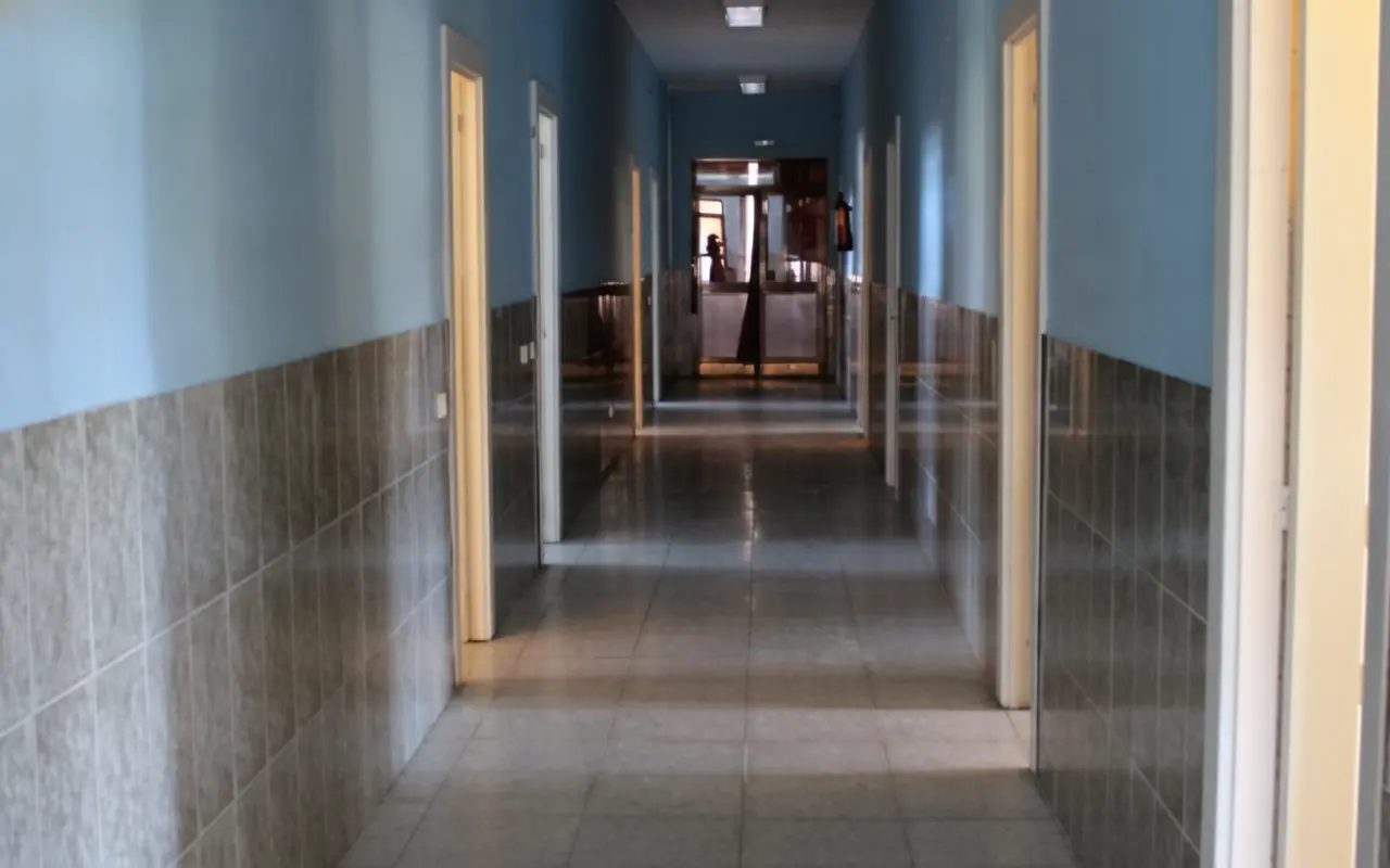 Pasillo de los dormitorios con puertas a ambos lados