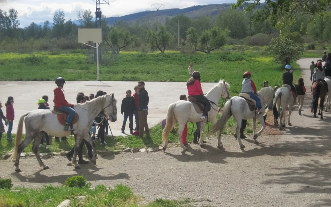 Grupo preparándose para una ruta a caballo junto a la pista